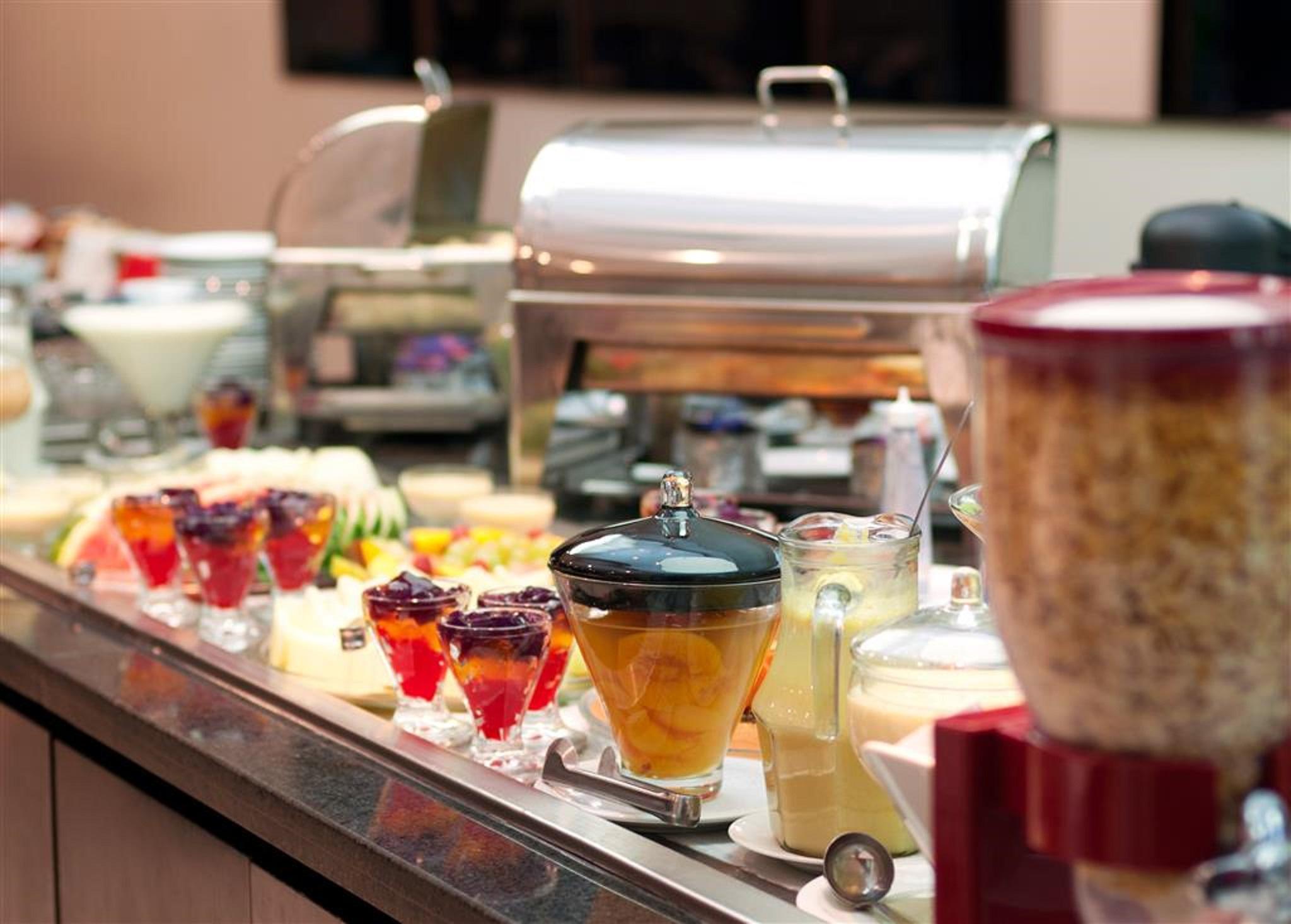 Double Tree By Hilton Sao Paulo Itaim Hotel Exterior photo A buffet at a hotel